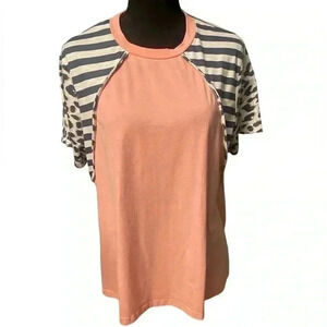 Women’s short sleeve top with leopard print in a pink/peachy color size large
